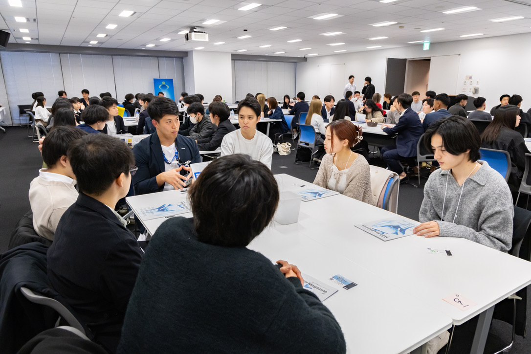 企業担当者と学生の円卓ディスカッション