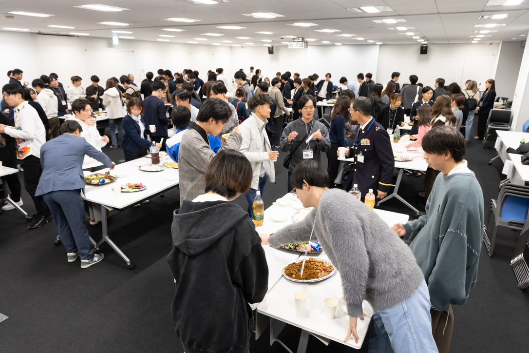 防衛省職員と学生たちの立食交流会