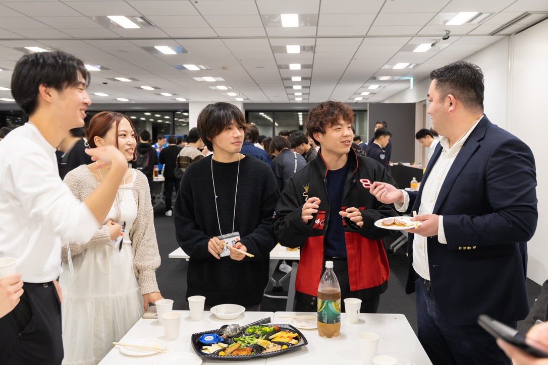 笑顔あふれる企業担当者と学生の交流