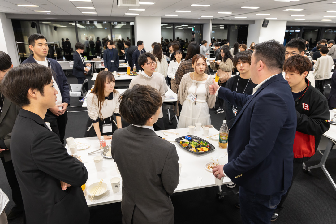 グループでの企業担当者と学生の交流セッション