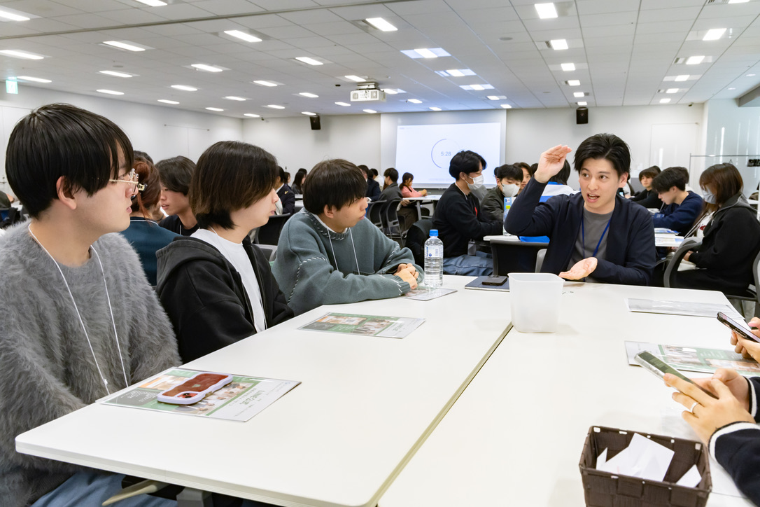 企業担当者と学生の対話型円卓座談会