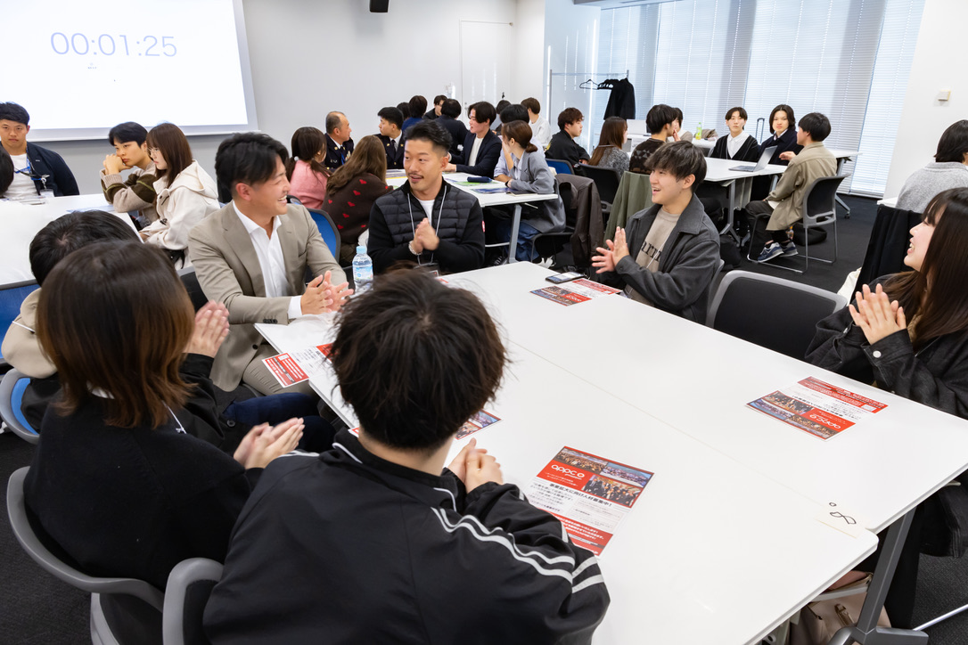 企業資料を使った円卓座談会