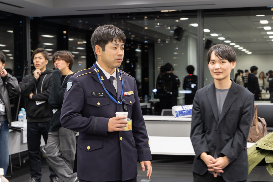 立食交流会での防衛省職員と学生の談笑