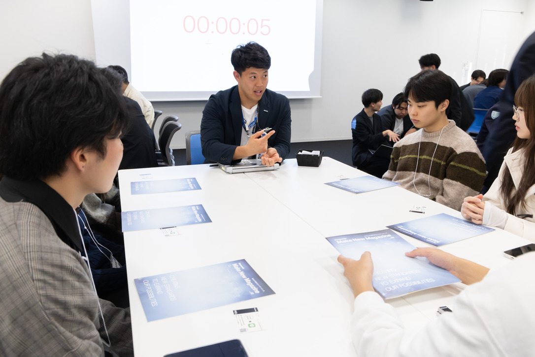 企業担当者と学生の円卓座談会