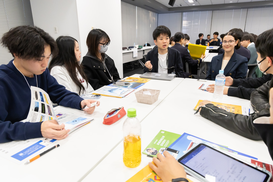 企業資料を使った学生との詳細な座談会
