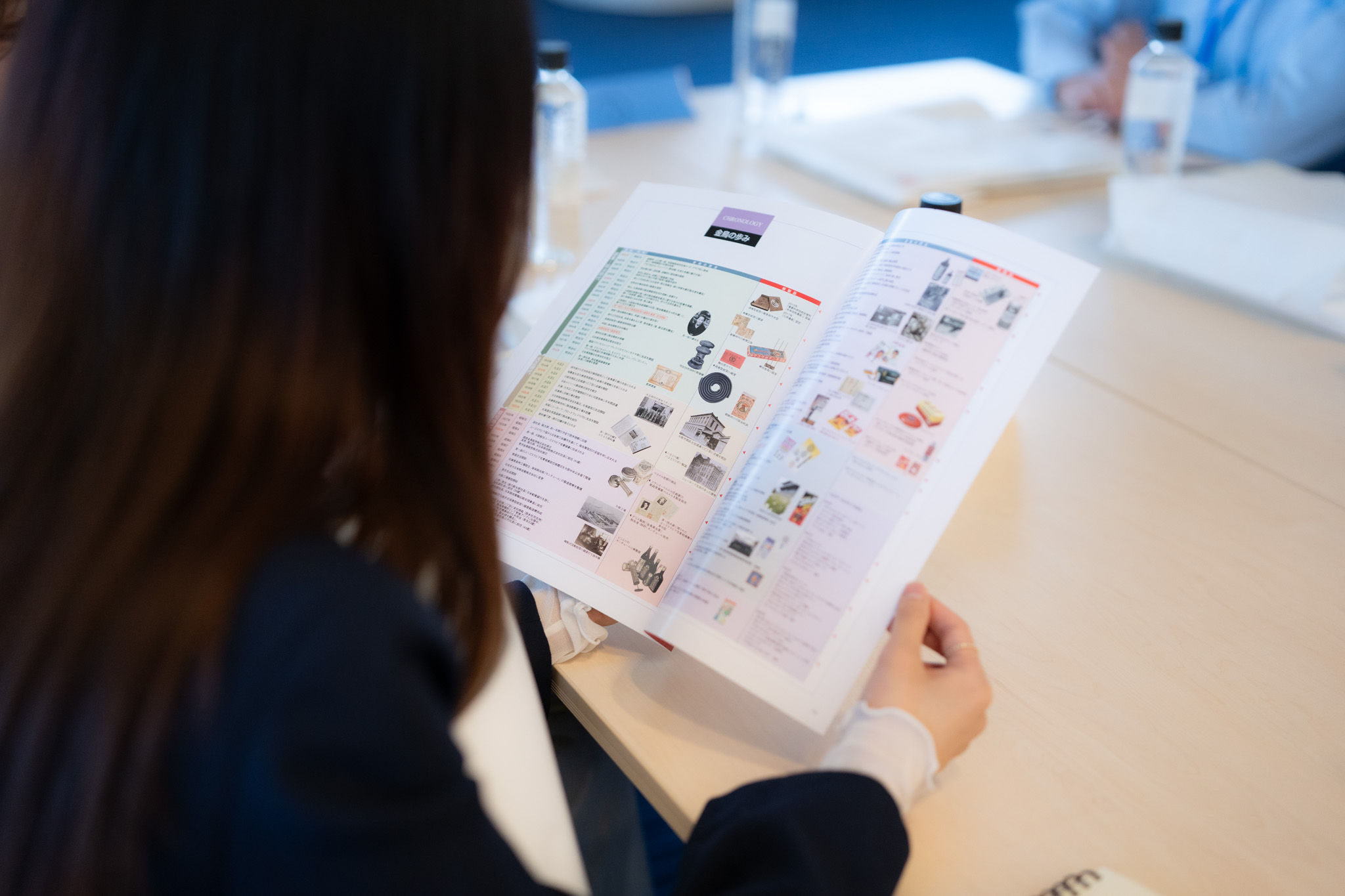 企業資料を確認する学生