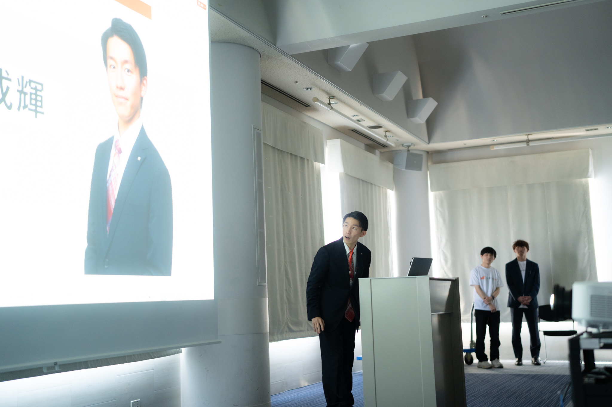 スクリーンを使った企業担当者のプレゼンテーション