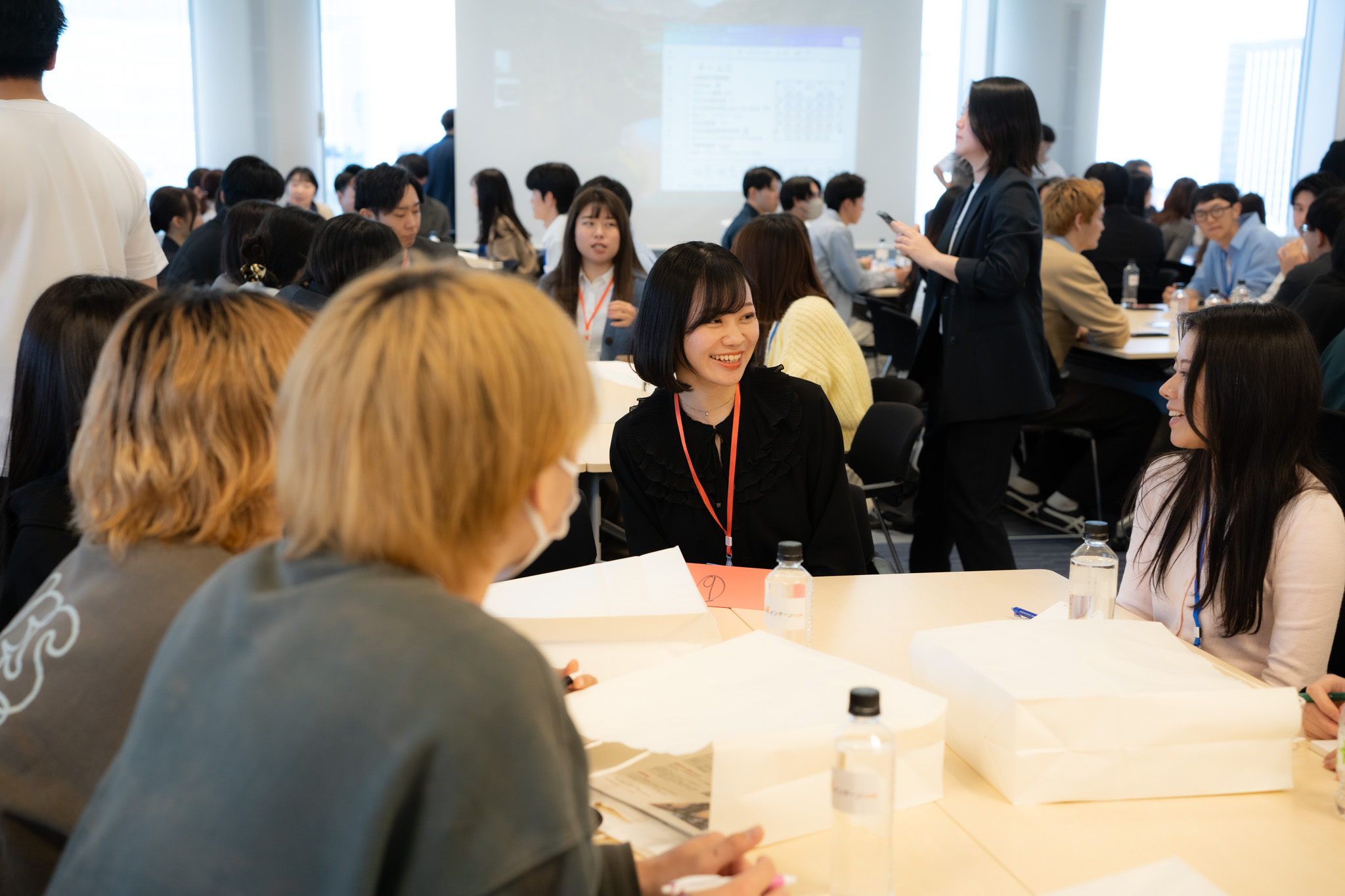 企業担当者と学生たちの笑顔での交流