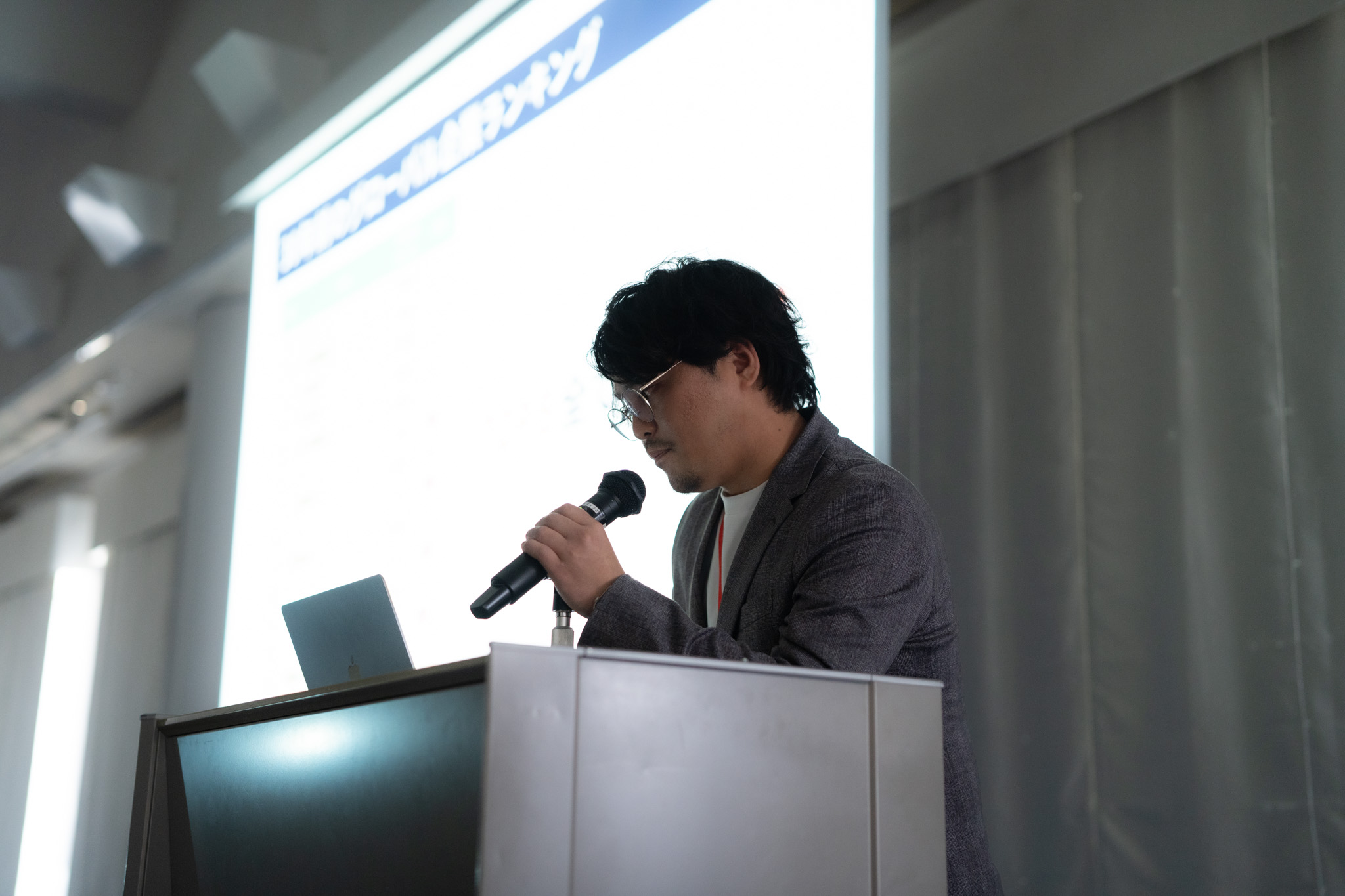 演台での企業担当者による説明