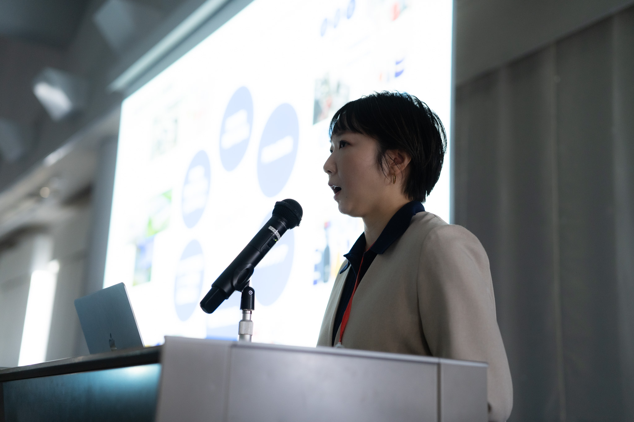 女性企業担当者による会社説明