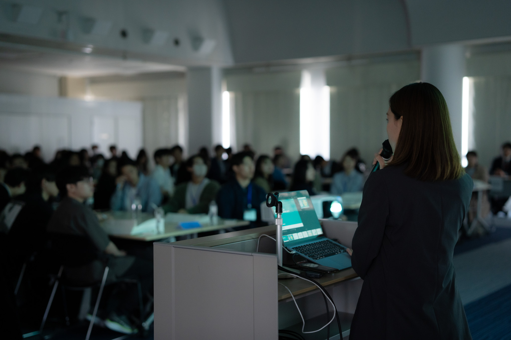 会場全体を見渡す企業担当者による説明