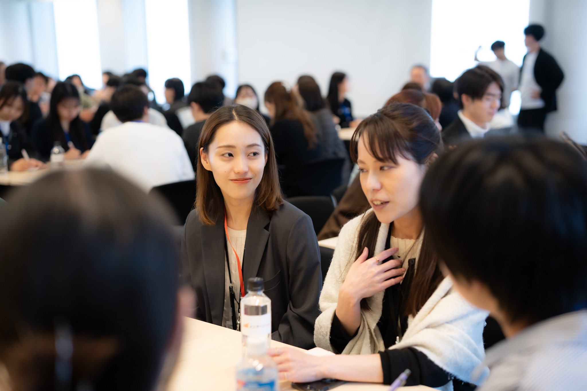 女性企業担当者と学生たちの笑顔での交流