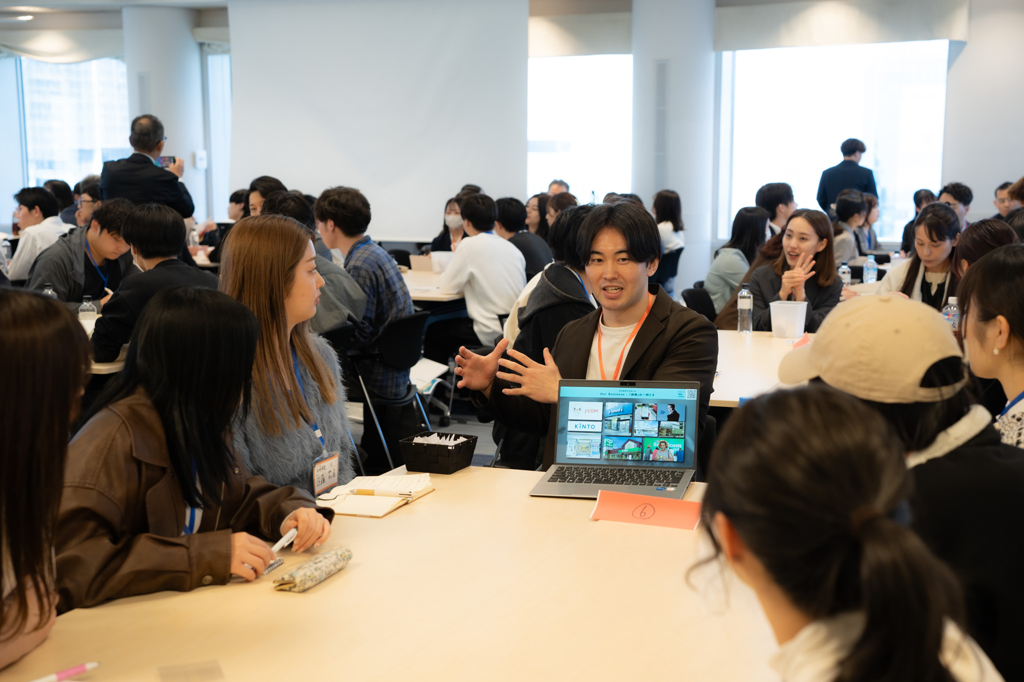 ノートパソコンを使った企業担当者による詳細説明