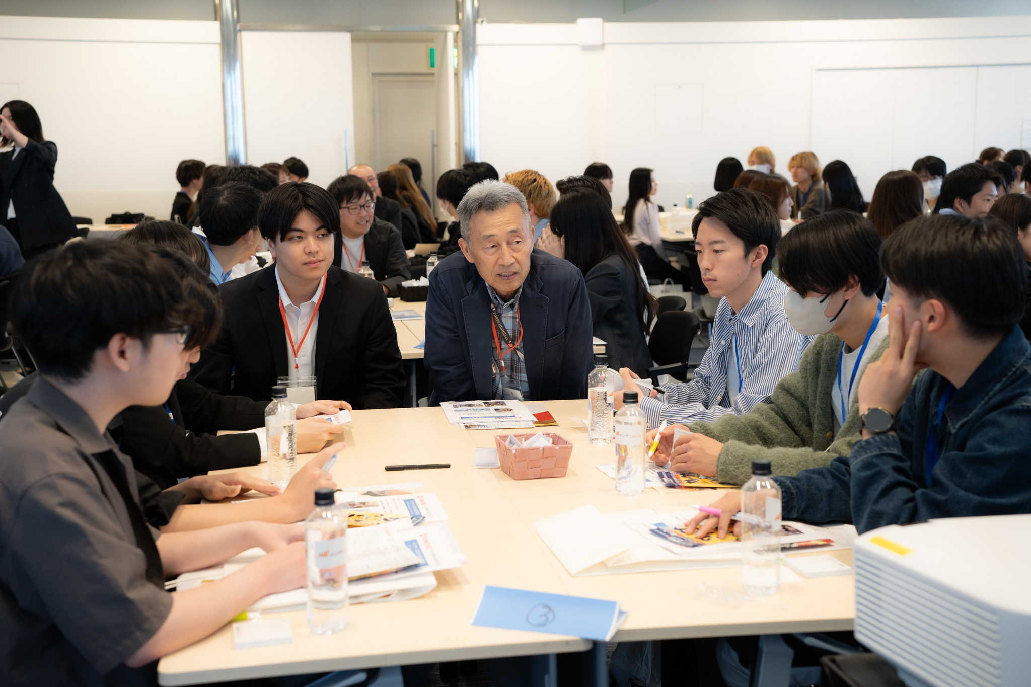 企業資料を使った年配担当者との詳細な座談会