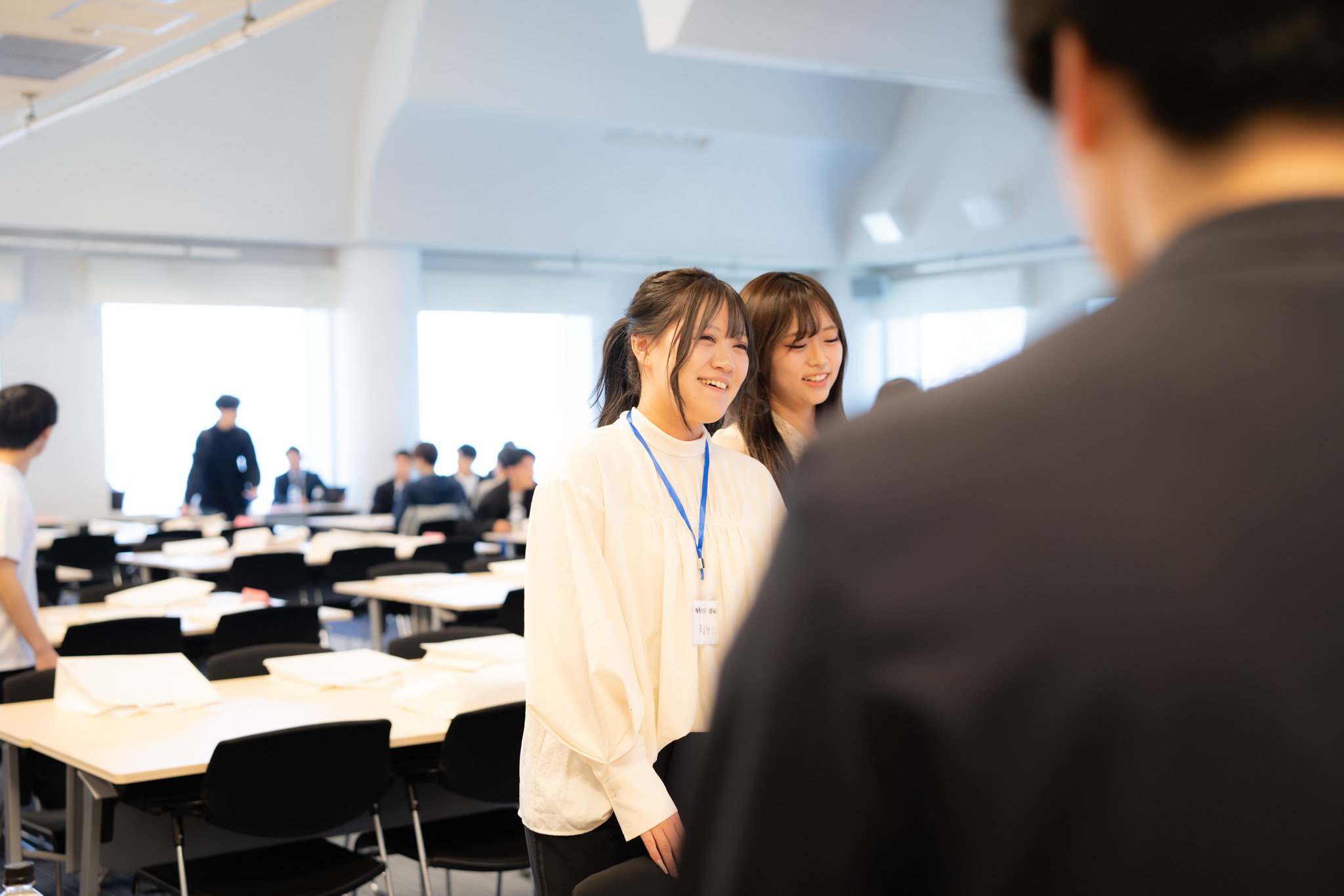 交流座談会での学生と企業担当者の対話