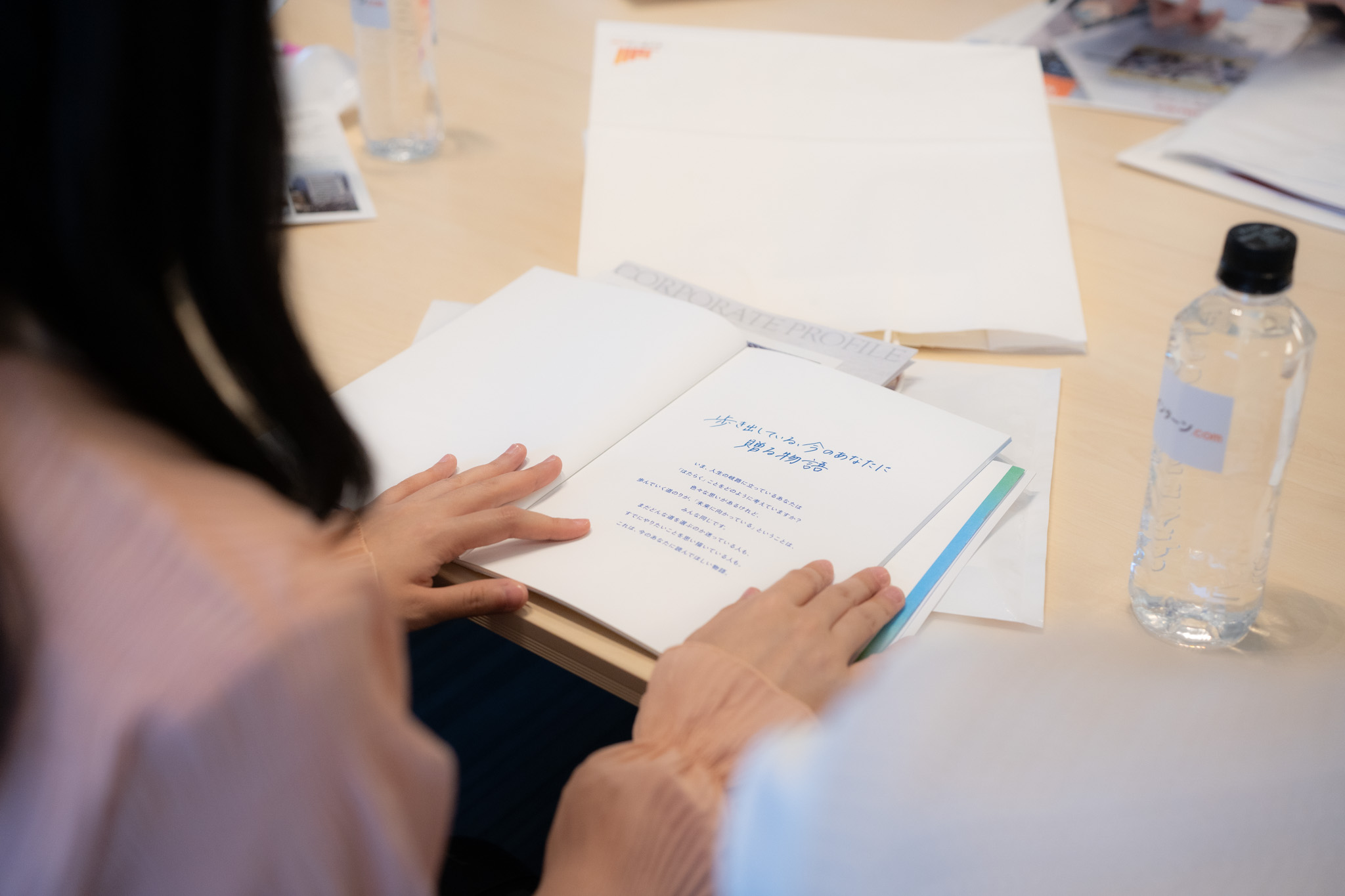 SymEnergyの資料を読む学生