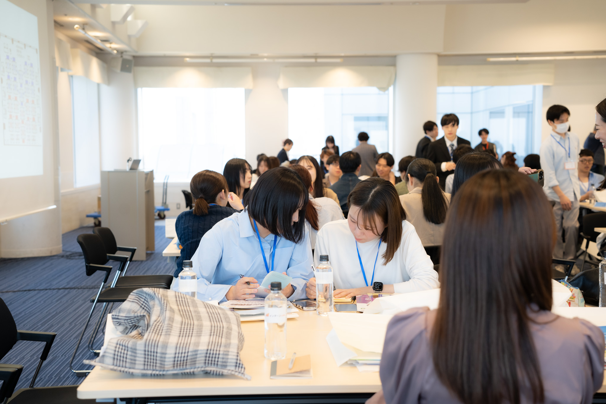 交流座談会での学生と企業担当者の対話