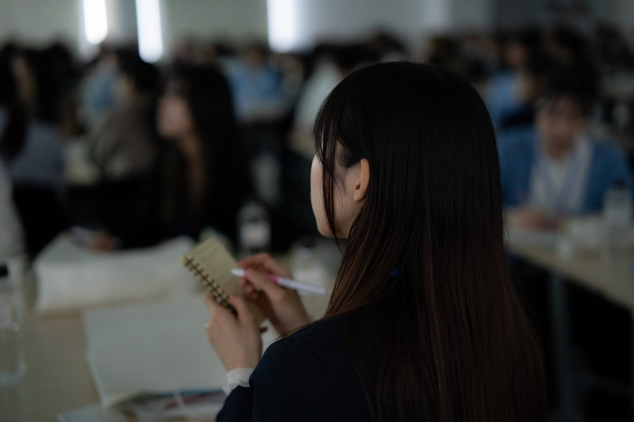 手帳にメモを取る学生