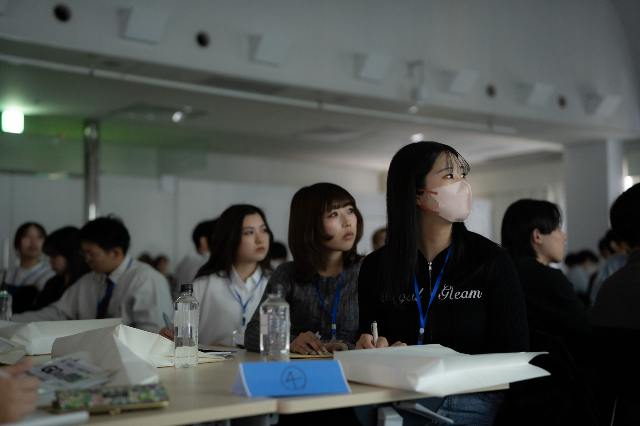 企業説明会を真剣に聞く学生たち